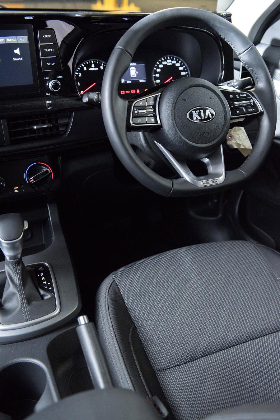 Интерьер Kia Seltos EX 2020 года  (ZA) (фото 17 из 40)